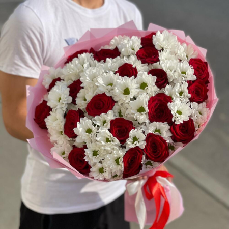 Buchet din Crizanteme Albe și Trandafiri Roșii [1]