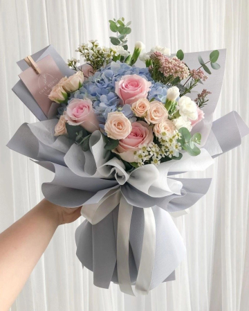 Buchete - Buchet Mix de Vară din 5 Trandafiri Roz, Hortensie, Miniroze, Eucalipt și Wax