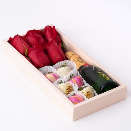 Cutie cu Trandafiri, Capsuni Glazurate si Moet [1]