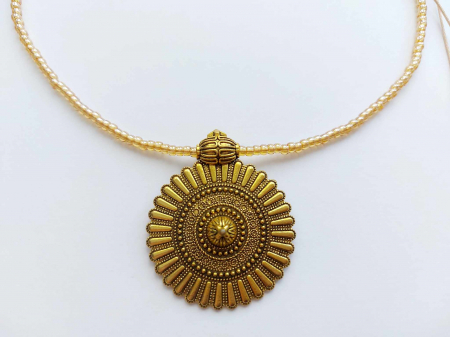 Colier cu mărgele Toho și pandantiv auriu antichizat [1]