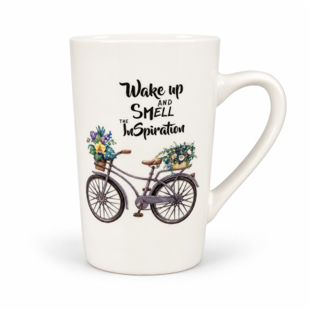 Casă, grădină si exterior - Cană ceramică albă cu bicicletă, coșuri cu flori și mesaj decorativ
