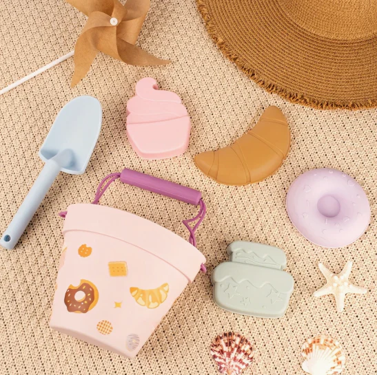 Set Găletușă din Silicon Candy + Forme & Lopățică – Joacă Creativă la Plajă și în Nisip [3]