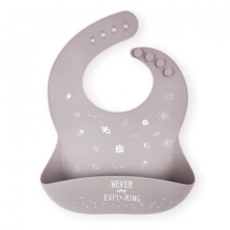 Produse pentru alimentație - Bavetă din silicon cu buzunar colector -Never Stop Exploring | Reglabilă, moale, baby-safe