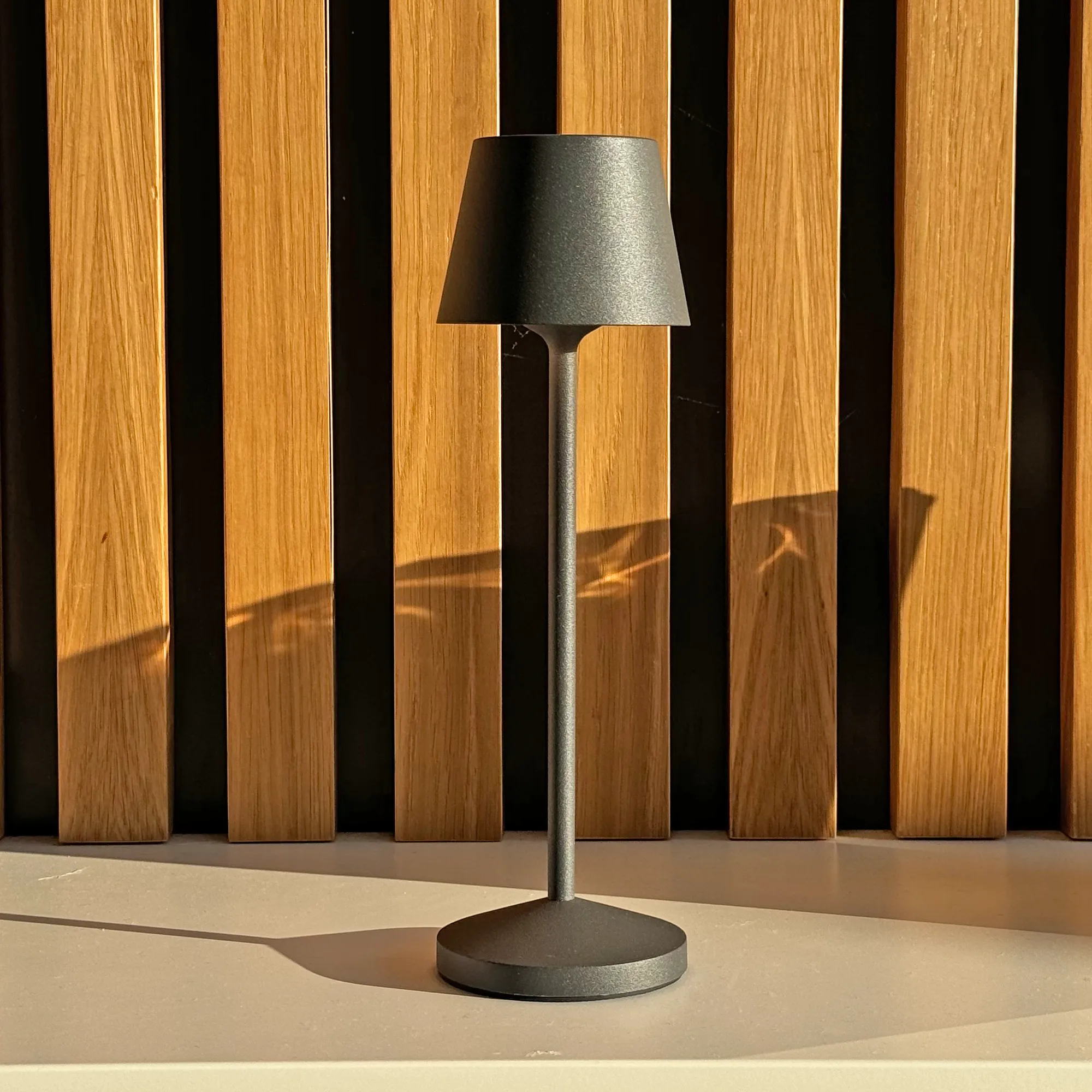 lampa de masa gri antracit fara fir wireless cu baterie reincarcabila de exterior ip65 LED restaurant hotel terasa [5]