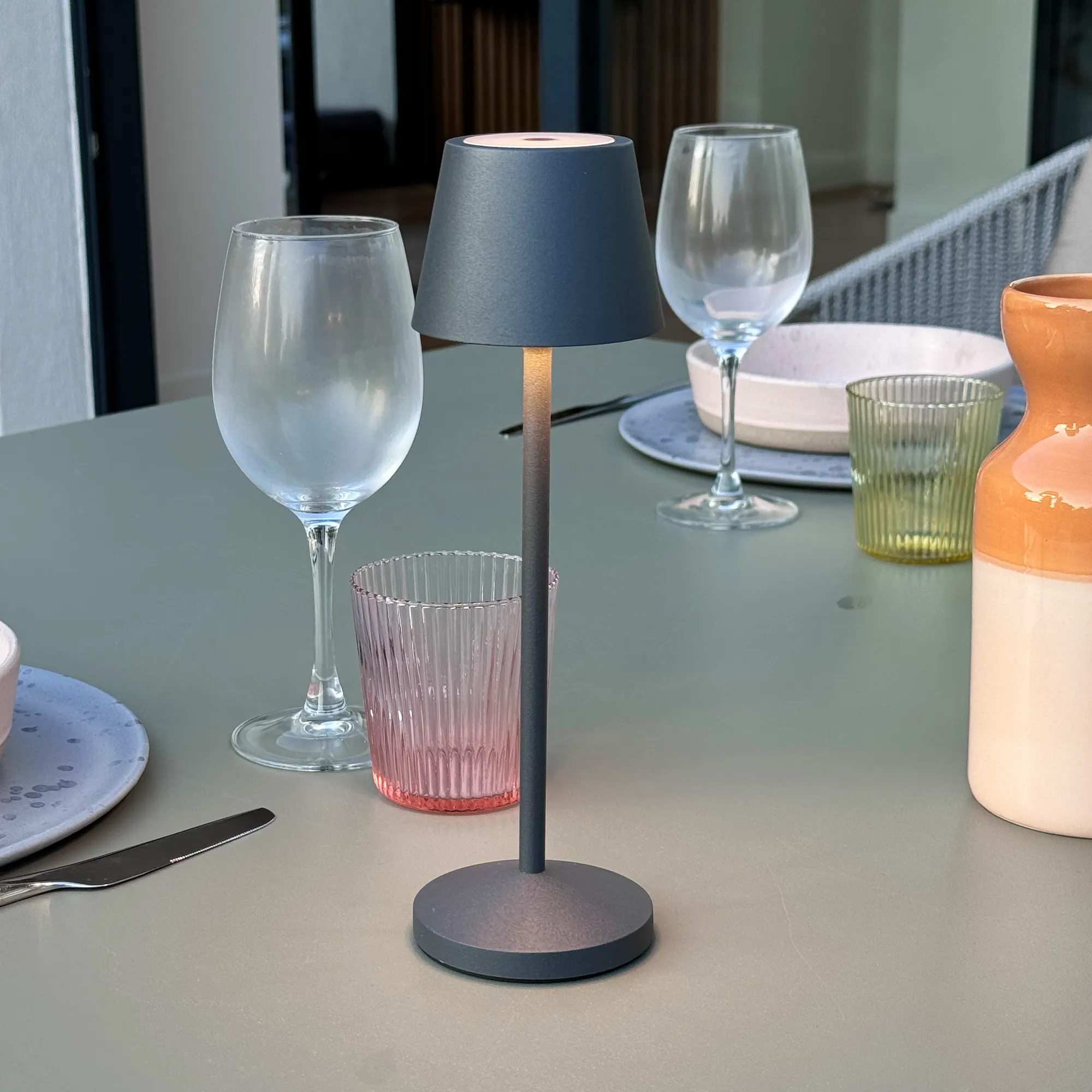 lampa de masa gri antracit fara fir wireless cu baterie reincarcabila de exterior ip65 LED restaurant hotel terasa [7]