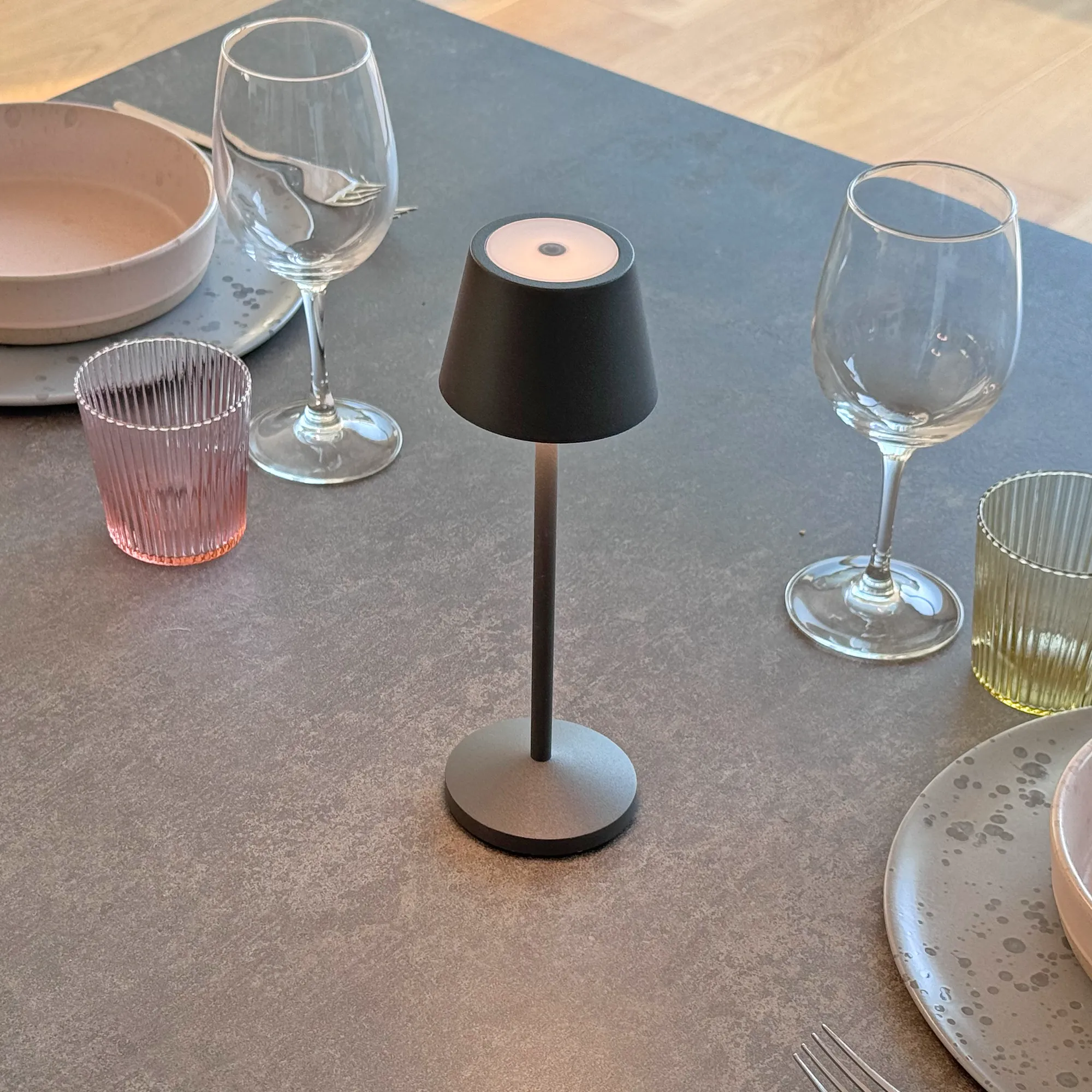 lampa de masa gri antracit fara fir wireless cu baterie reincarcabila de exterior ip65 LED restaurant hotel terasa [1]