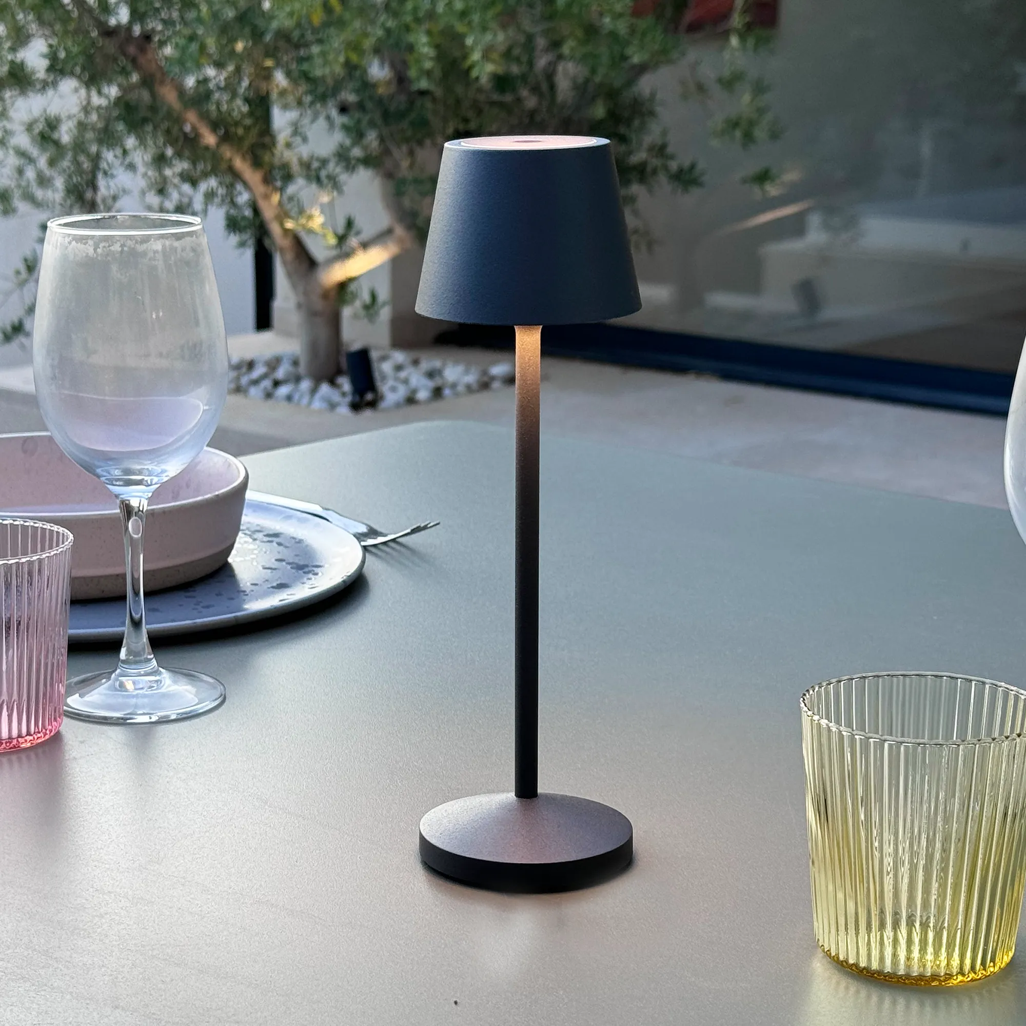 lampa de masa gri antracit fara fir wireless cu baterie reincarcabila de exterior ip65 LED restaurant hotel terasa [6]