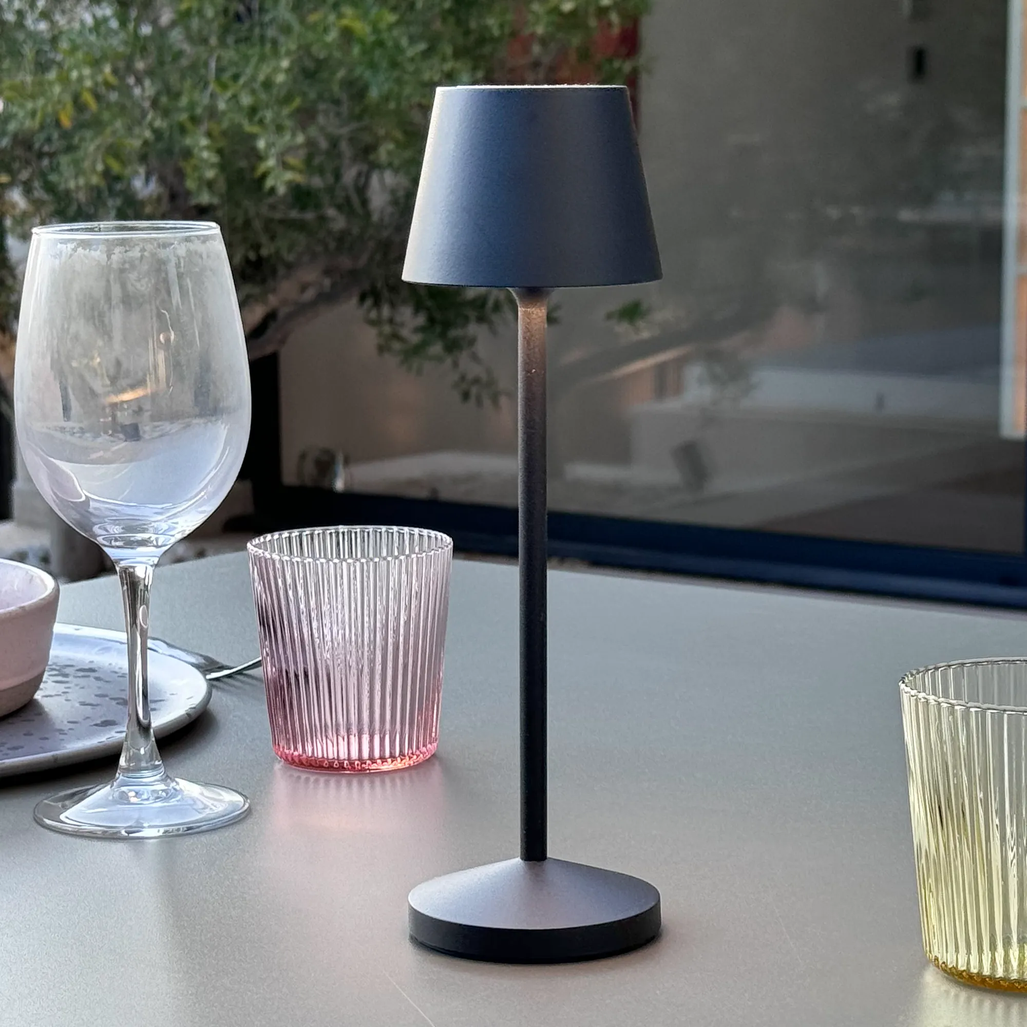 Lampi fara fir - lampa de masa gri antracit fara fir wireless cu baterie reincarcabila de exterior ip65 LED restaurant hotel terasa