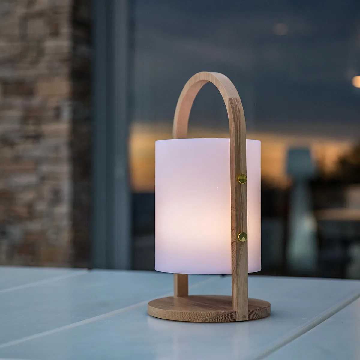 Lampi fara fir - lampa portabila deocrativa fara fir wireless cu baterie reincarcabila de exterior ip65 LED restaurant hotel terasa