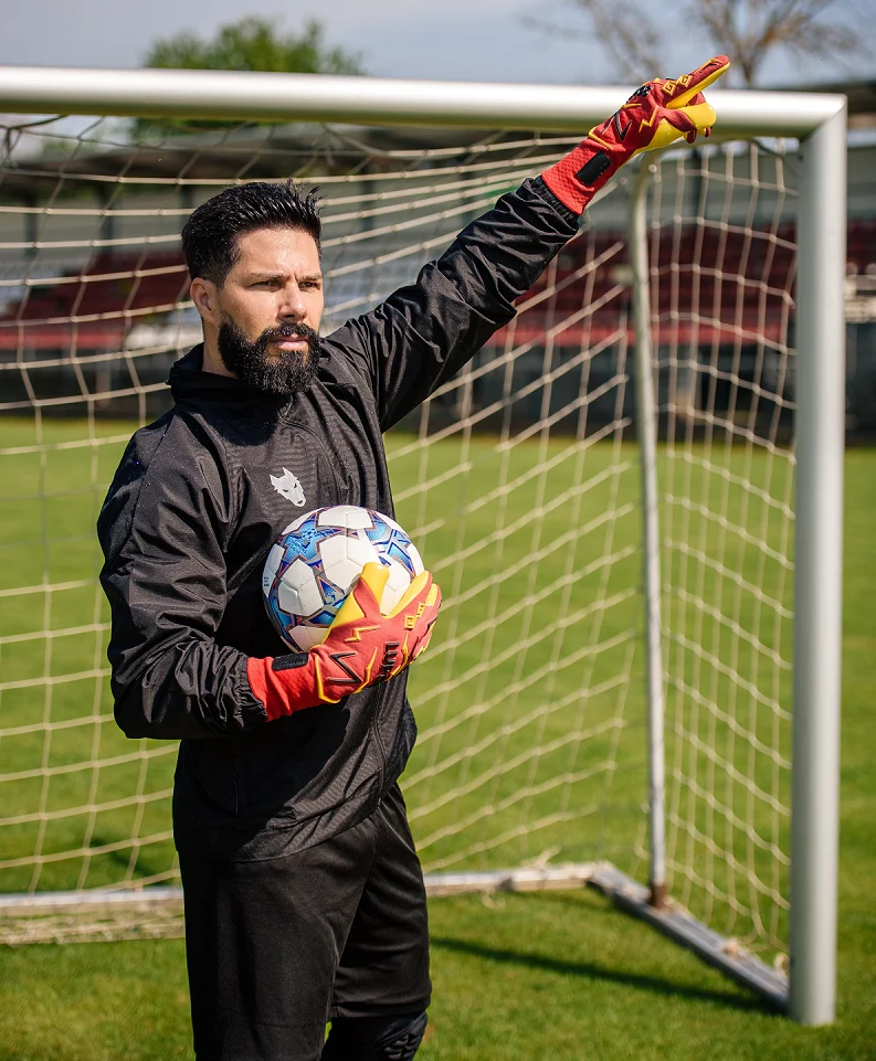 Understanding the Different Types of Goalkeeper Gloves