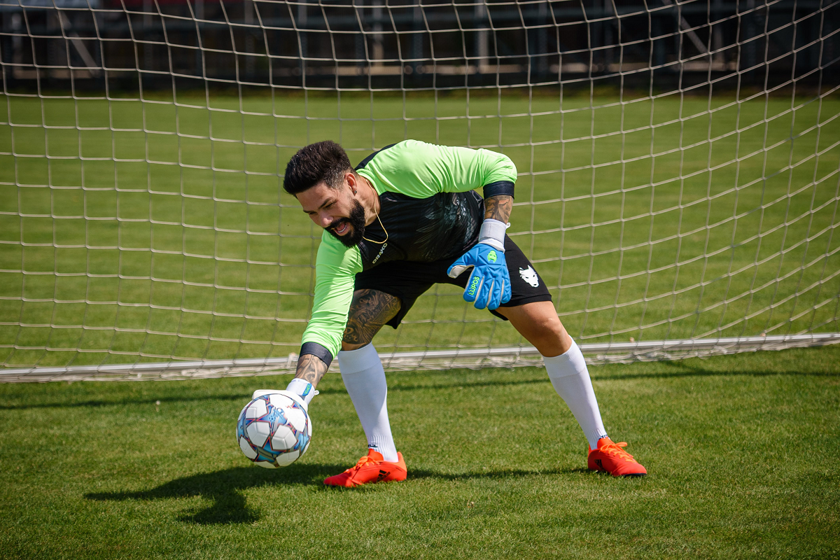 sportiv cu mingea in poarta