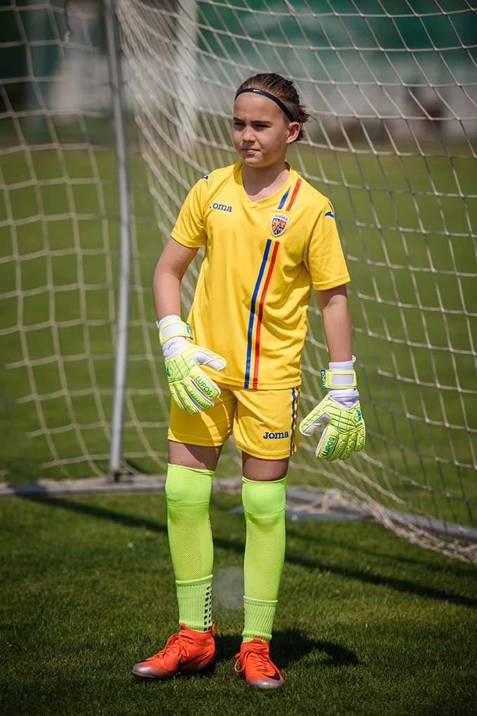 copil pe pozitia de portar la fotbal