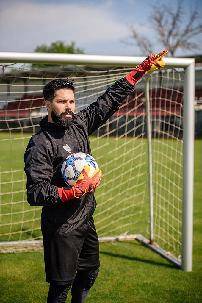 goalkeeper reactioneaza in poarta la fotbal