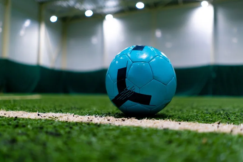 Minge de fotbal pe teren sintetic