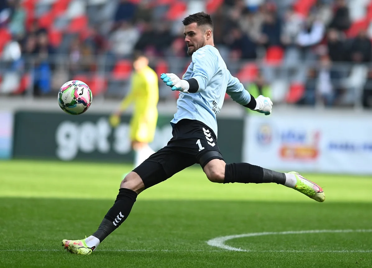 portar de fotbal in timpul meciului