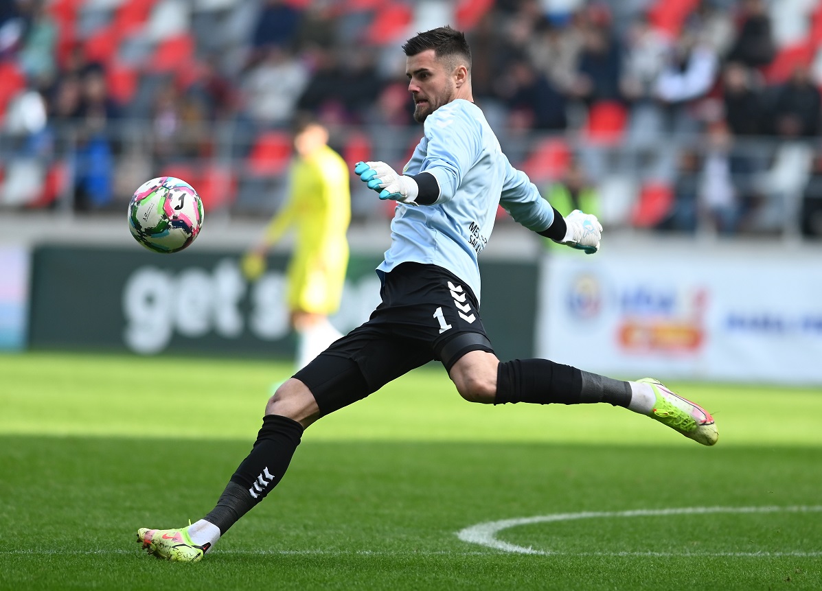 portar de fotbal in timpul meciului