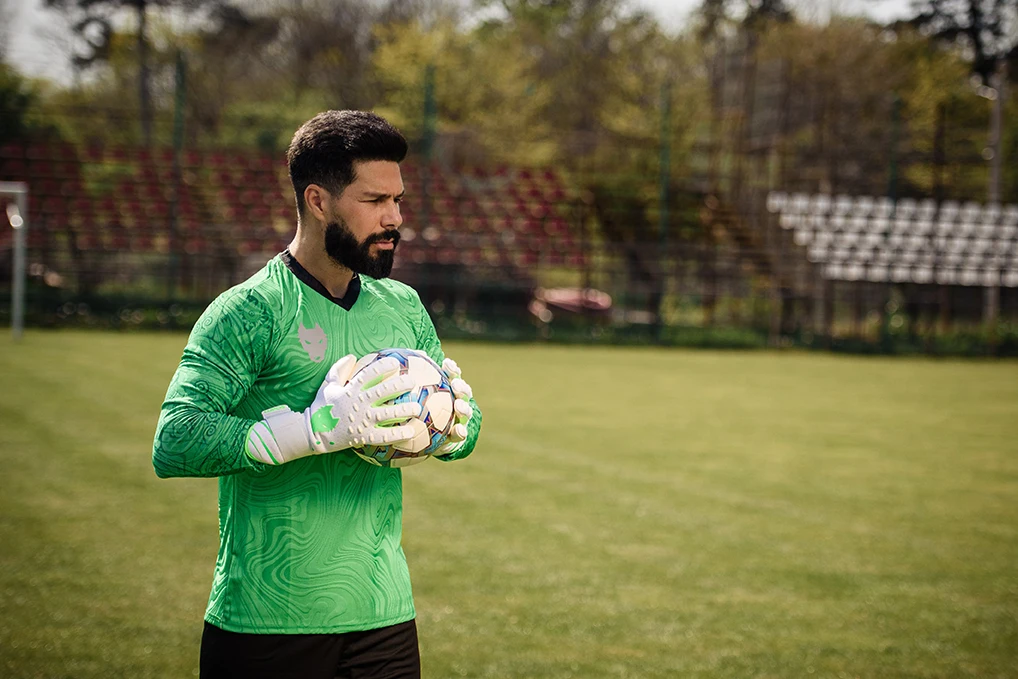 goalkeeper with Lupos Phantom gloves