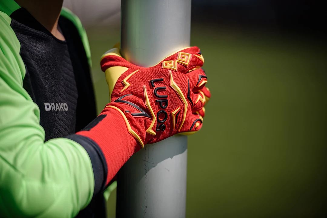 Goalkeeper gear for synthetic vs. natural grass: differences that can save your season