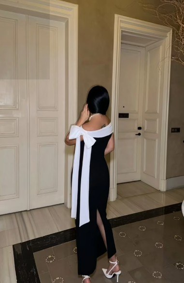 Rochie Lunga Neagra cu Detaliu Alb Asimetric – Eleganta de Seara [4]