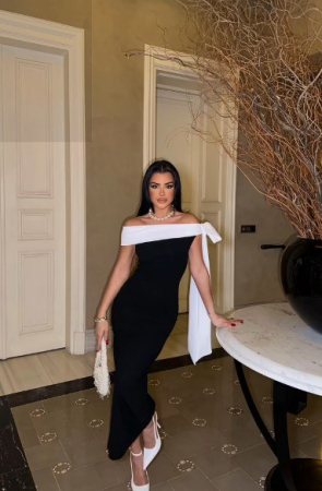 Rochii - Rochie Lunga Neagra cu Detaliu Alb Asimetric – Eleganta de Seara