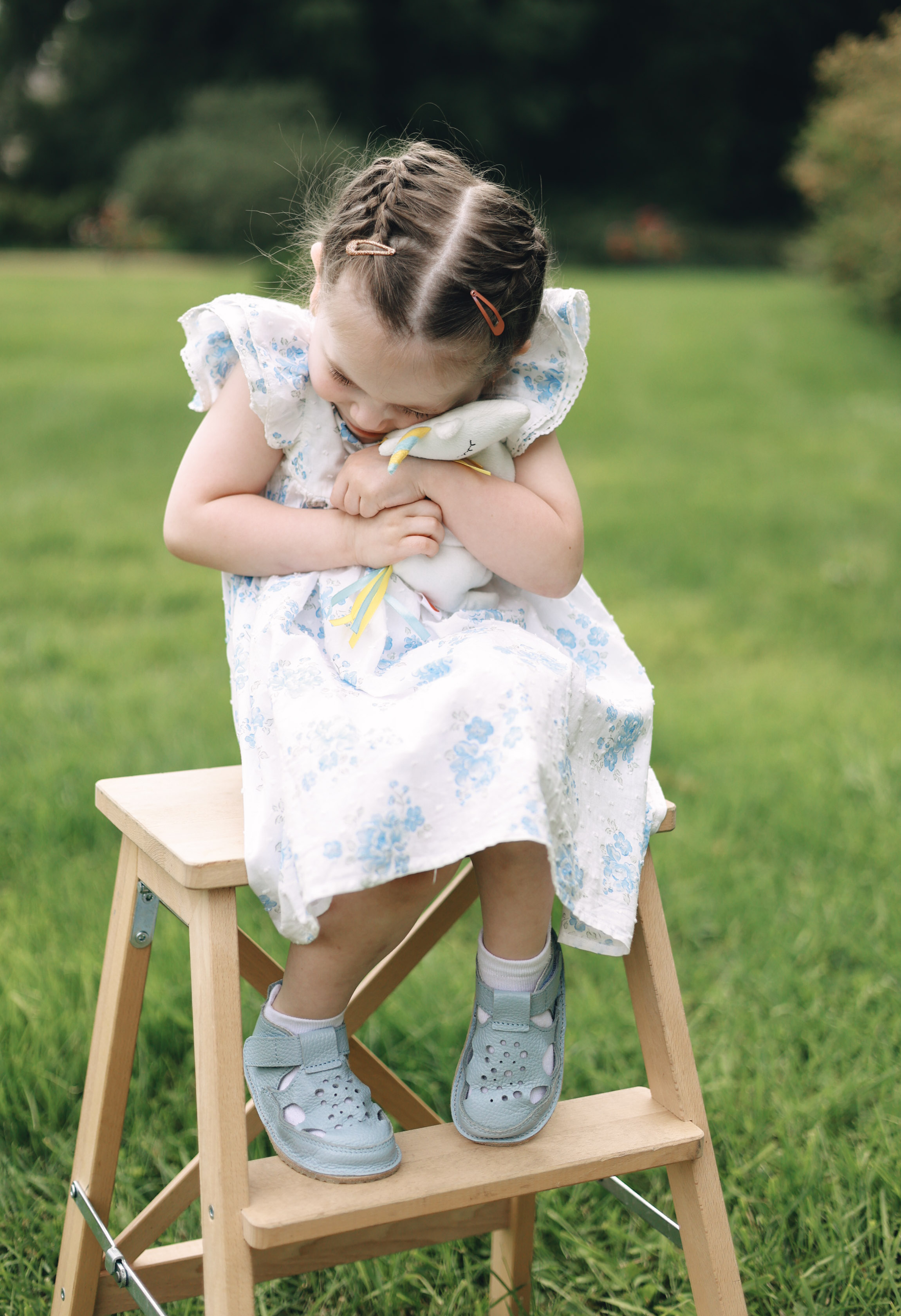 Prima încălțăminte a copilului: fundația unui mers sănătos