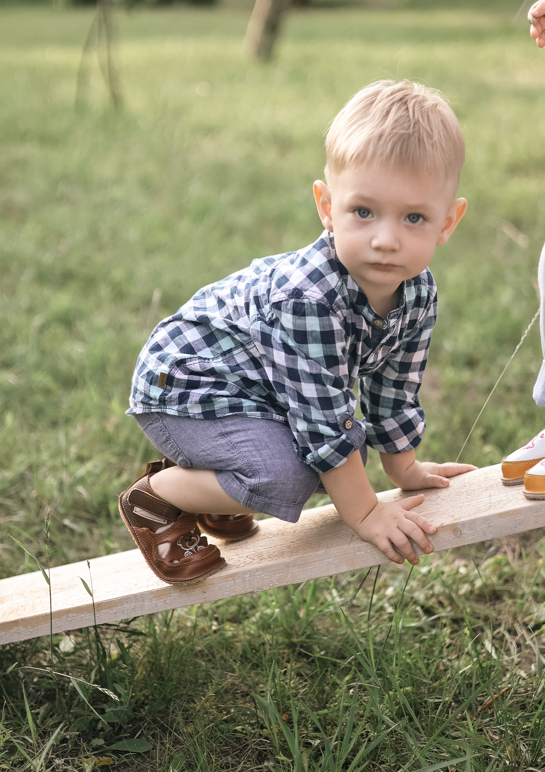 10 greșeli pe care le fac părinții când aleg încălțămintea pentru copii (și cum să le eviți)