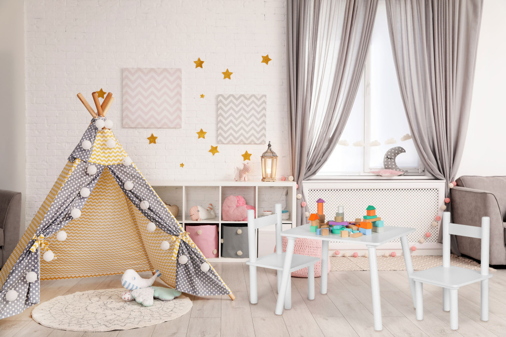 Homelux Masă din lemn pentru copii cu 2 scaune albe [9]