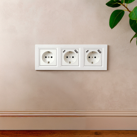 Leziter Mufa Nova III cu două conectori USB cu cadru alb [1]