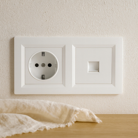 Leziter Priză Nova 16A 250V UTP cu cadru alb [1]