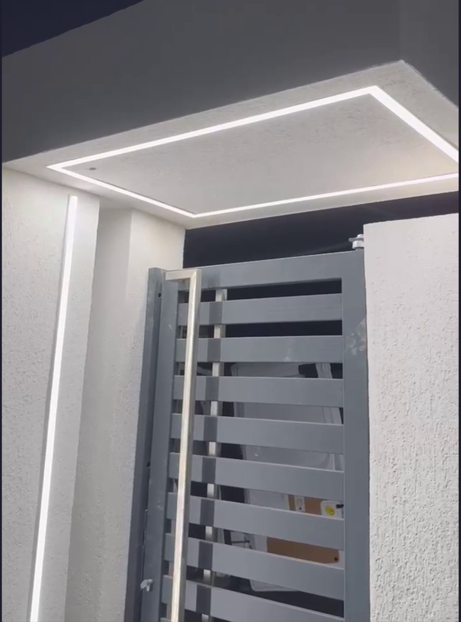 Poartă pietonală metalică modernă cu lamele orizontale [3]