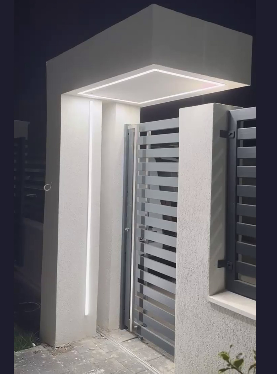 Poartă pietonală metalică modernă cu lamele orizontale [2]