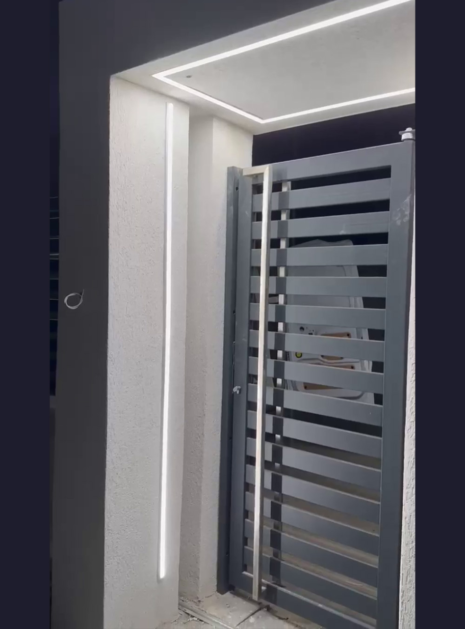 Poartă pietonală metalică modernă cu lamele orizontale [4]