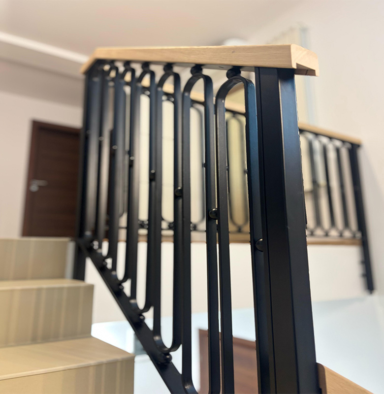 Balustradă Metalică Clasică cu Elemente Decorative și Mână Curentă din Lemn [3]