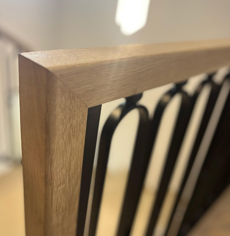 Balustradă Metalică Clasică cu Elemente Decorative și Mână Curentă din Lemn [2]