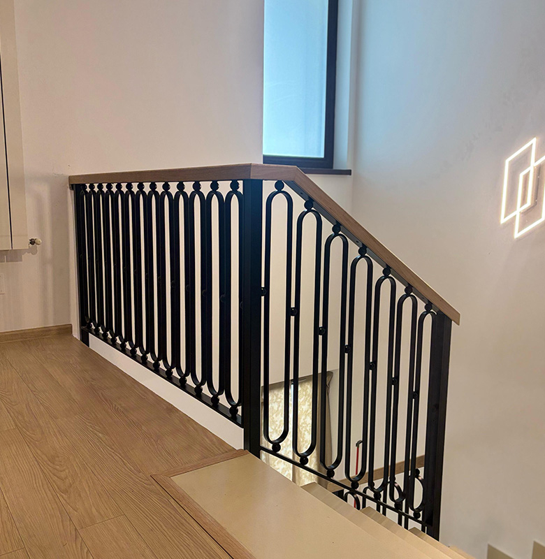 Balustradă Metalică Clasică cu Elemente Decorative și Mână Curentă din Lemn [1]