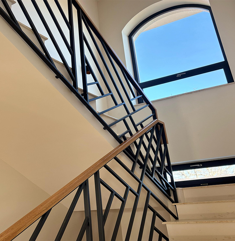 Balustradă Metalică cu Mână Curentă din Lemn – Design Modern și Siguranță [2]