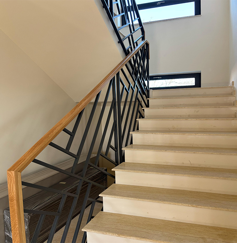 Balustradă Metalică cu Mână Curentă din Lemn – Design Modern și Siguranță [1]