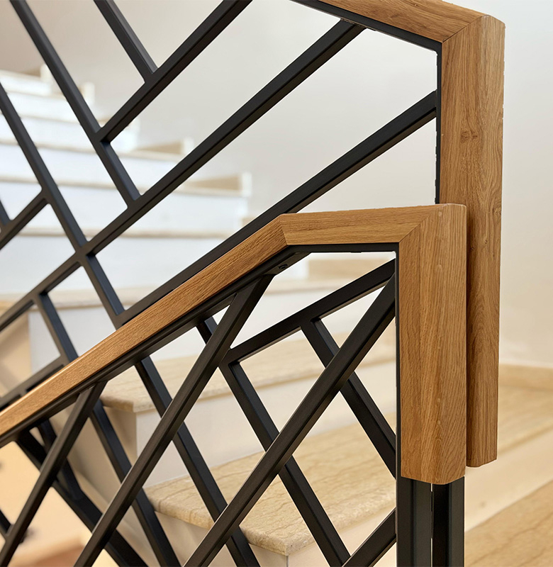 Balustradă Metalică cu Mână Curentă din Lemn – Design Modern și Siguranță [3]