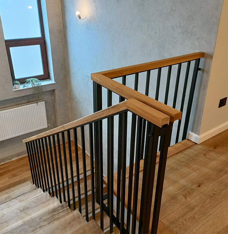 Balustradă metalică cu mână curentă din lemn pentru interior [1]