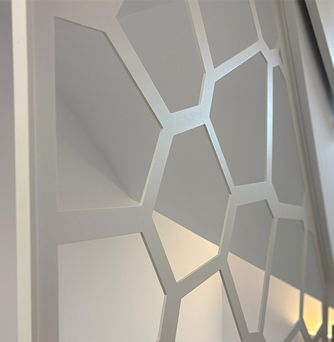 Balustradă metalică cu model geometric – Paravan decorativ pentru scări și living [3]
