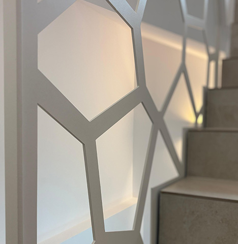 Balustradă metalică cu model geometric – Paravan decorativ pentru scări și living [4]