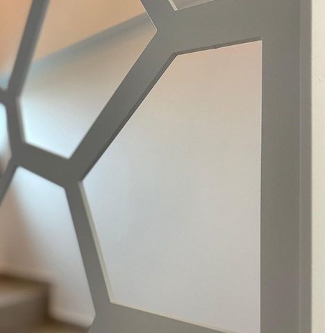 Balustradă metalică cu model geometric – Paravan decorativ pentru scări și living [5]