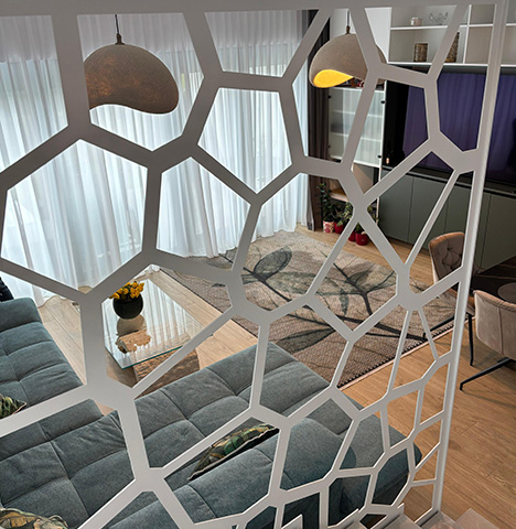Balustradă metalică cu model geometric – Paravan decorativ pentru scări și living [6]