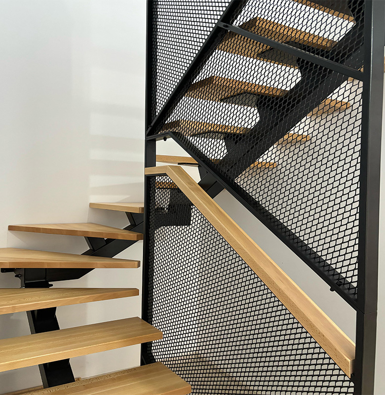 Balustradă Metalică din Plasă Expandată cu Mână Curentă din Lemn – Design Industrial Modern [3]