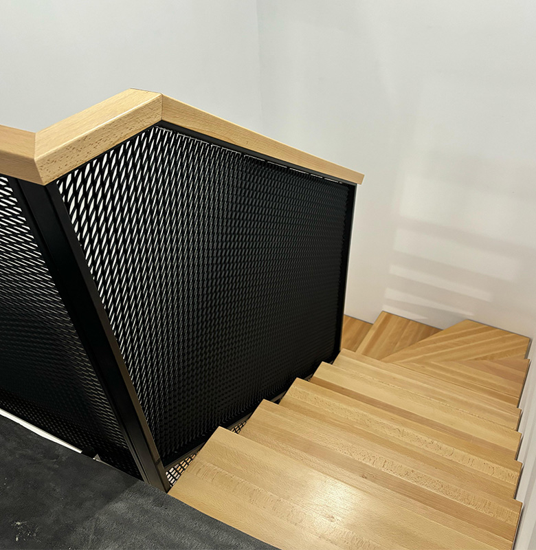 Balustradă Metalică din Plasă Expandată cu Mână Curentă din Lemn – Design Industrial Modern [1]