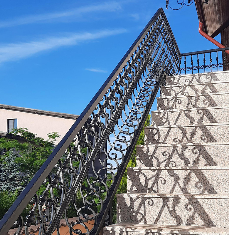 Balustradă Metalică Exterior din Fier Forjat – Design și Siguranță [3]