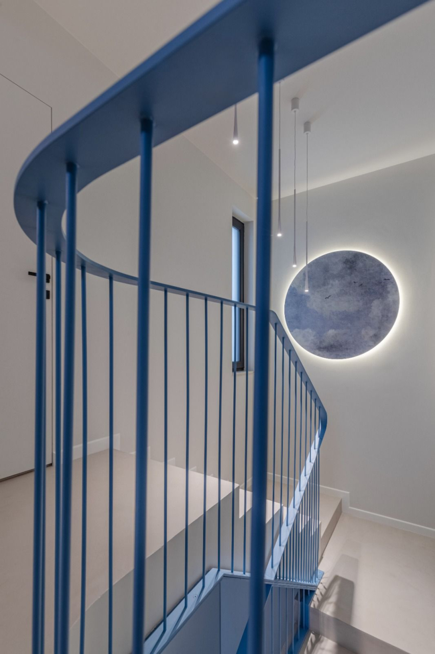 Balustradă metalică minimalistă cu bare verticale și design continuu, finisaj Custom Blue [2]