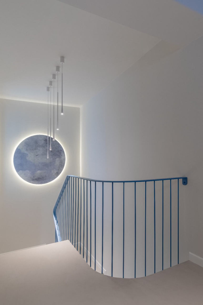 Balustradă metalică minimalistă cu bare verticale și design continuu, finisaj Custom Blue [3]
