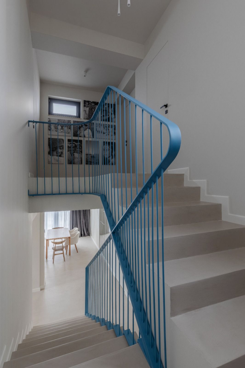 Balustradă metalică minimalistă cu bare verticale și design continuu, finisaj Custom Blue [1]