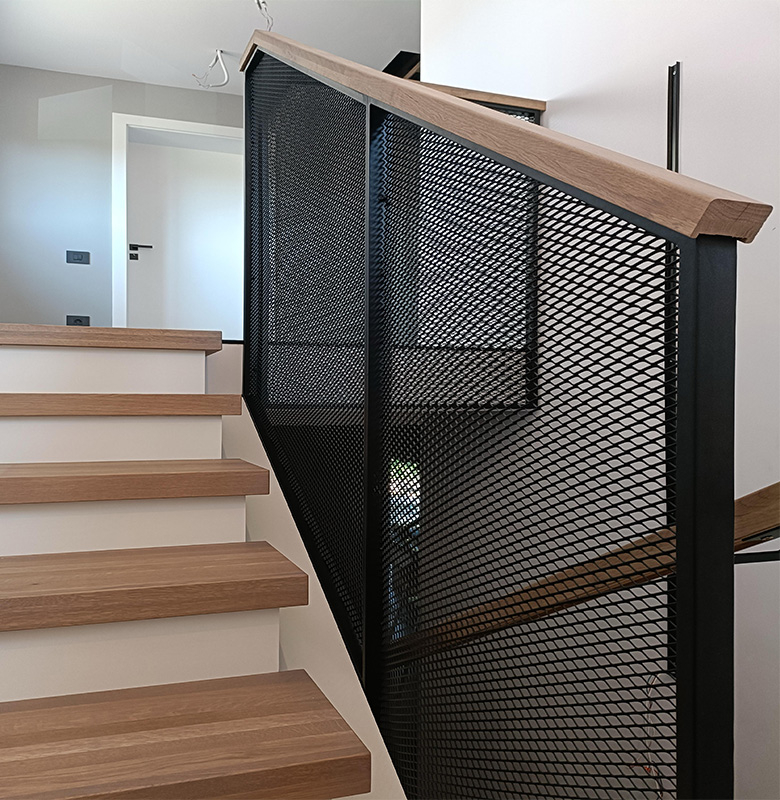 Balustradă metalică tip plasă din fier forjat cu mână curentă din lemn [2]